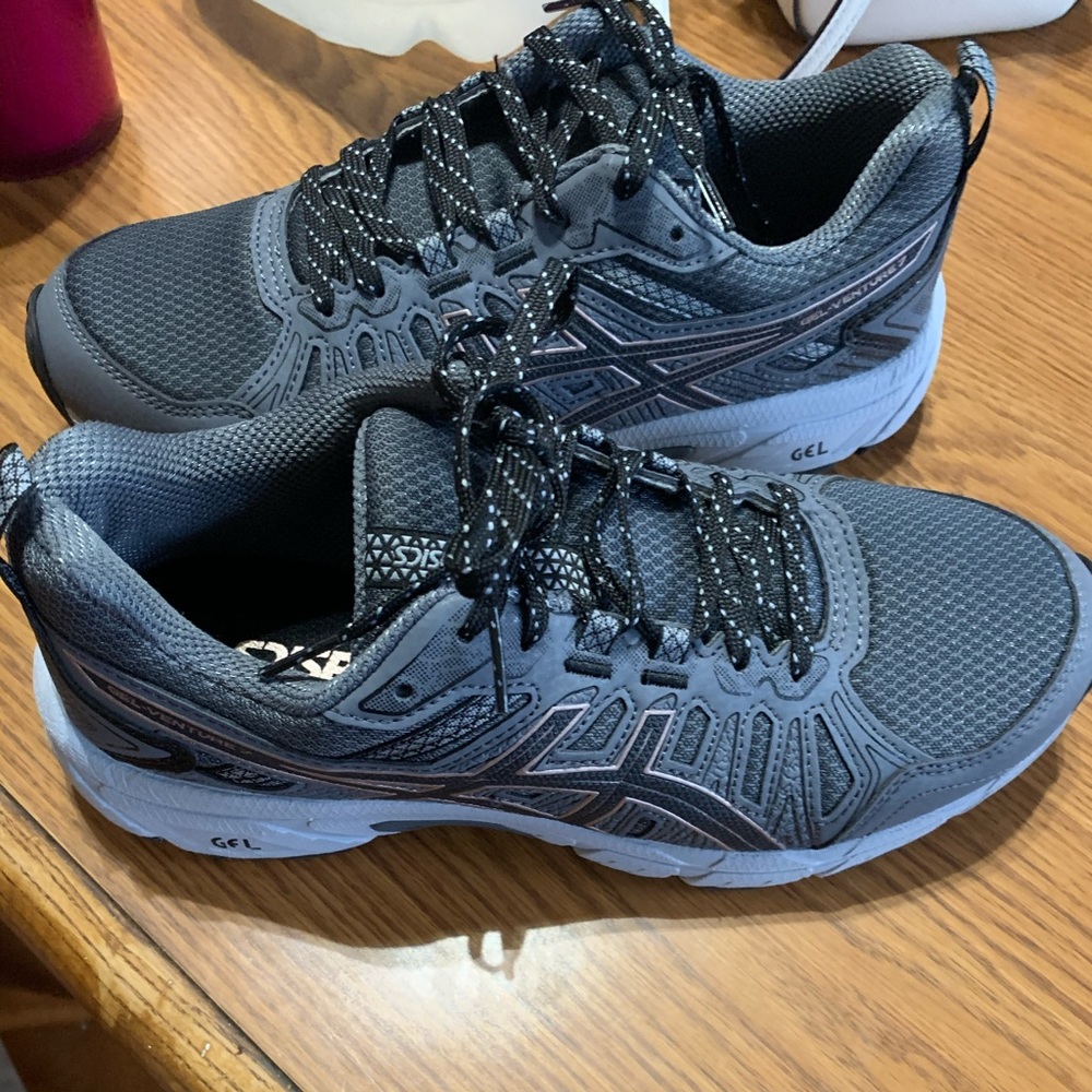 Women’s ASICS - Picture 3 of 5